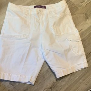 Gloria Vanderbilt white Bermuda shorts. Size 7p